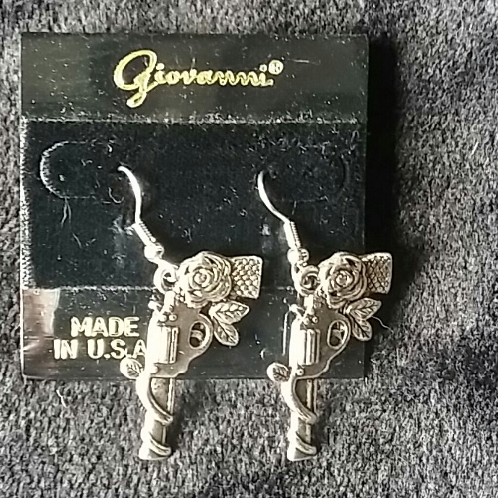 Dangling revoler with rose earrings